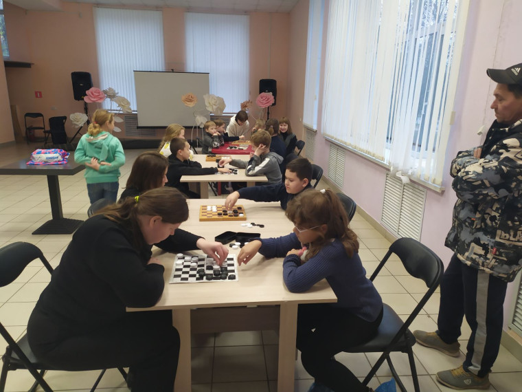 Соревнования по шашкам.
